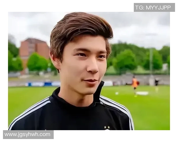 小孩意外收到足球明星亲笔签名礼物感动不已梦想成真